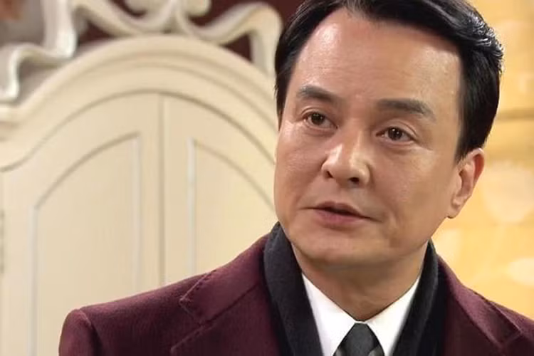 Bê bối khiến sự nghiệp 30 năm của Jo Min Ki tan thành mây khói. Có lẽ vì mất tất cả nên khi chuẩn bị tiếp nhận thẩm vấn từ phía cảnh sát, nam diễn viên phim “Phía đông vườn địa đàng” đã lựa chọn cái chết. Ảnh: Khám phá