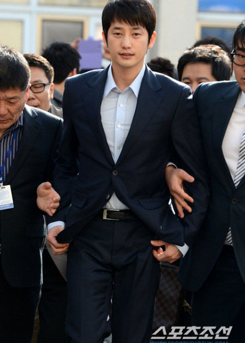 Năm 2013, tài tử Park Shi Hoo thoát tội cưỡng dâm khi người kiện - nữ sinh A đã rút lời buộc tội. Tuy nhiên, cái giá mà anh phải trả là danh tiếng và sự nghiệp đều xuống dốc không phanh. Ảnh: Chosun