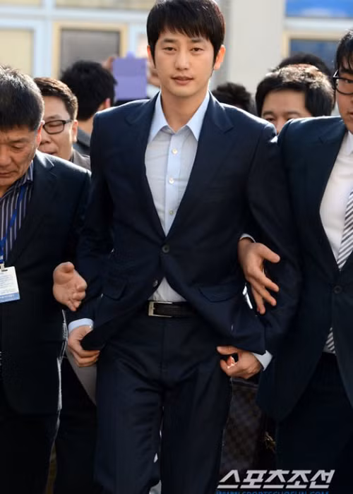 Năm 2013, tài tử Park Shi Hoo thoát tội cưỡng dâm khi người kiện - nữ sinh A đã rút lời buộc tội. Tuy nhiên, cái giá mà anh phải trả là danh tiếng và sự nghiệp đều xuống dốc không phanh. Ảnh: Chosun