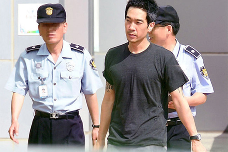 Go Young Wook bị kết án 5 năm tù giam. Đến tháng 7/2015, anh ra tù nhưng vẫn chịu sự quản thúc từ chính quyền và phải đeo vòng điện tử trong vòng 3 năm tiếp theo. Đến nay, vì bê bối, Go Young Wook không thể trở lại showbiz. Ảnh: Osen