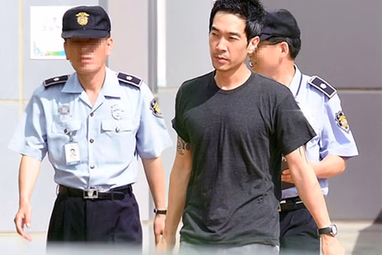 Go Young Wook bị kết án 5 năm tù giam. Đến tháng 7/2015, anh ra tù nhưng vẫn chịu sự quản thúc từ chính quyền và phải đeo vòng điện tử trong vòng 3 năm tiếp theo. Đến nay, vì bê bối, Go Young Wook không thể trở lại showbiz. Ảnh: Osen