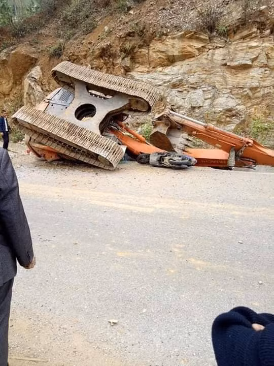 Thanh Hoa: May xuc roi tu thung xe tai de chet nguoi di duong