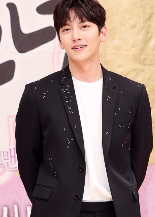 Ji Chang Wook nhập ngũ vào tháng 8/2017 giữa lúc sự nghiệp đang ở thời kỳ đỉnh cao. Ảnh: Tenasia