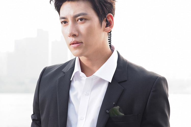 Nam diễn viên sinh năm 1987 sở hữu vẻ ngoài điển trai, nam tính. Ảnh: TVN