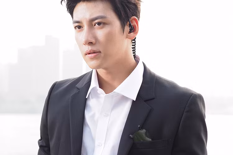 Nam diễn viên sinh năm 1987 sở hữu vẻ ngoài điển trai, nam tính. Ảnh: TVN