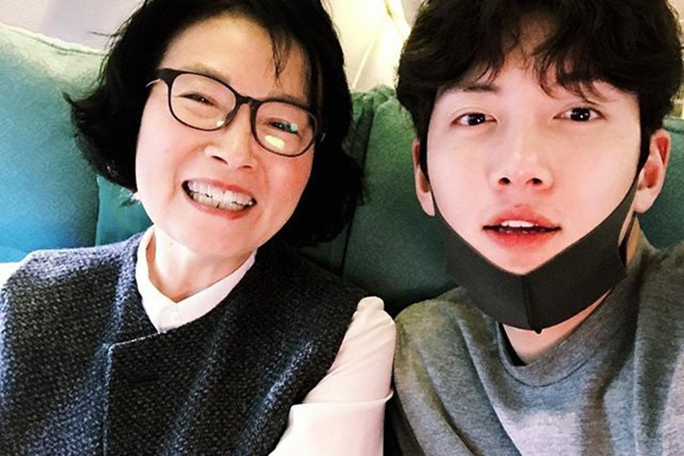 Hiện tại, mẹ của Ji Chang Wook đã an tâm phần nào vì con trai đã trưởng thành, có sự nghiệp ổn định. Ảnh: Instagram