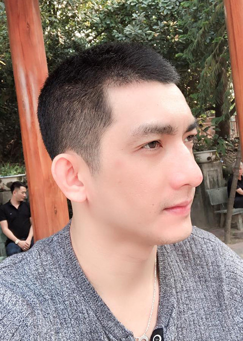 "Đôi lúc, tôi thực sự chỉ muốn được nhắm mắt, ngừng suy nghĩ, bỏ mặc thế giới xung quanh, và cũng mong chờ thế giới cũng đối với tôi y như vậy", chồng cũ của Phi Thanh Vân chia sẻ.