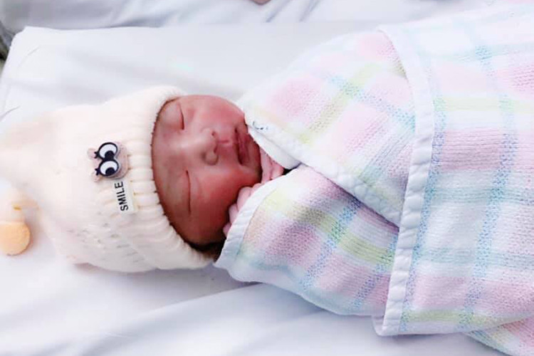 Lúc chào đời tại Australia, con gái của Bảo Duy nặng 3,2 kg, dài 49cm.