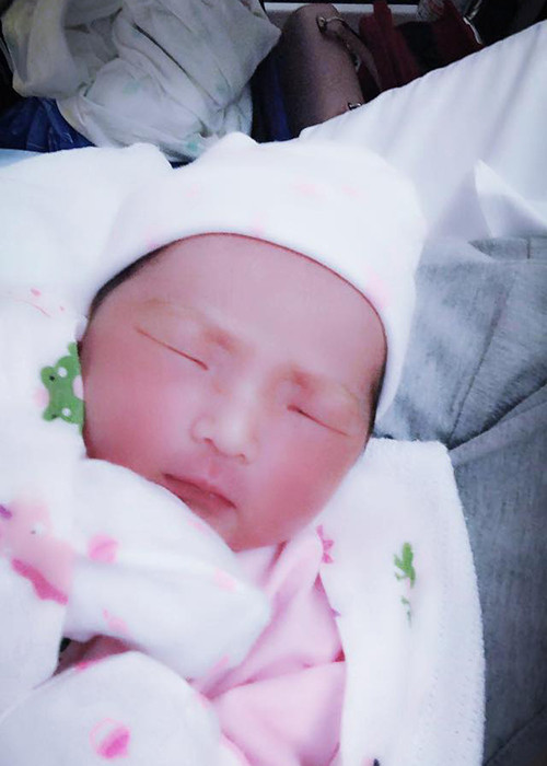 Bé Emily là con gái của Bảo Duy và người vợ thứ ba Thúy Oanh.