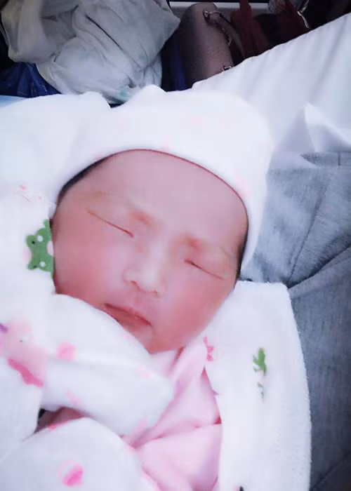 Bé Emily là con gái của Bảo Duy và người vợ thứ ba Thúy Oanh.