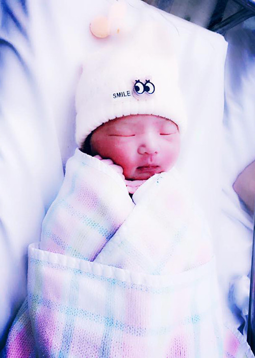 Bạn bè nhận xét con gái mới sinh của Bảo Duy giống bố như tạc.