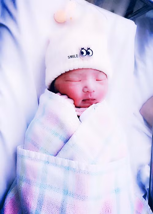 Bạn bè nhận xét con gái mới sinh của Bảo Duy giống bố như tạc.