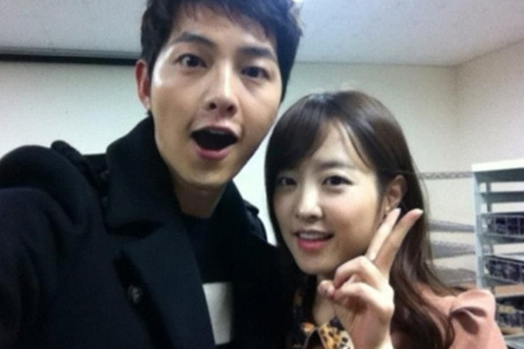 Từ khi gia nhập showbiz, Song Joong Ki từng vướng tin đồn hẹn hò với vài người đẹp. Một trong số những bạn gái tin đồn của anh là Park Bo Young. Ảnh: Yan