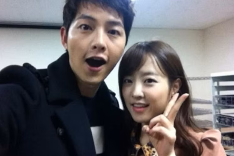 Từ khi gia nhập showbiz, Song Joong Ki từng vướng tin đồn hẹn hò với vài người đẹp. Một trong số những bạn gái tin đồn của anh là Park Bo Young. Ảnh: Yan