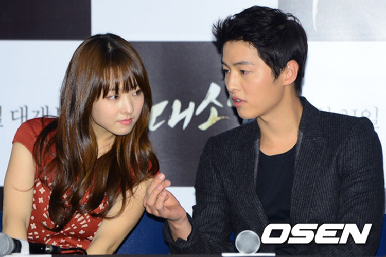 Song Joong Ki và Park Bo Young thân thiết sau khi đóng chung một bộ phim năm 2012. Ảnh: Osen