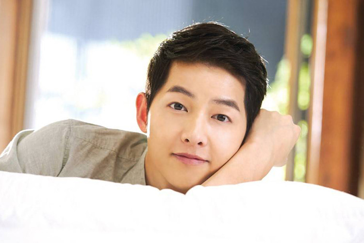 Sau mối tình năm lớp 9, ông xã của Song Hye Kyo trải qua ba mối tình khác với thời gian lần lượt là 6 năm, 3 năm và 2 năm. Cả bốn tình cũ của Song Joong Ki đều không hoạt động trong làng giải trí. Ảnh: Allkpop