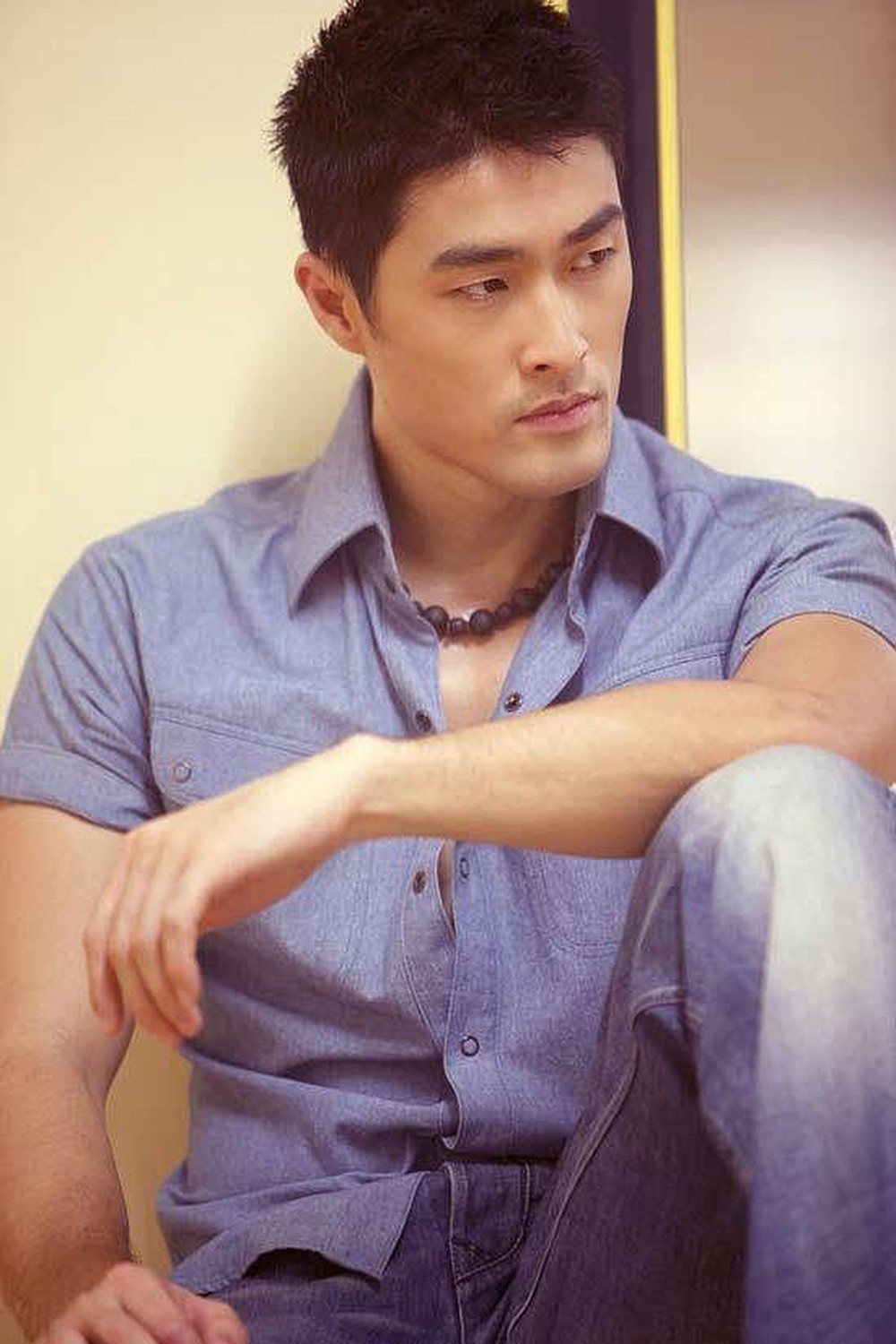 Johnny Tri Nguyen xuat hien voi ve ngoai gay go, tieu tuy-Hinh-3