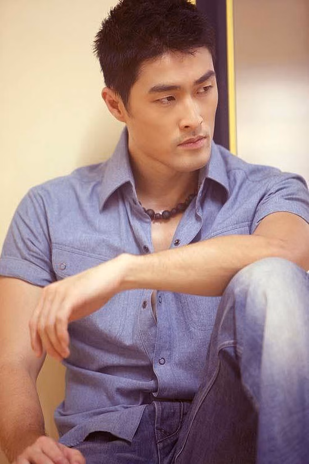 Johnny Tri Nguyen xuat hien voi ve ngoai gay go, tieu tuy-Hinh-3