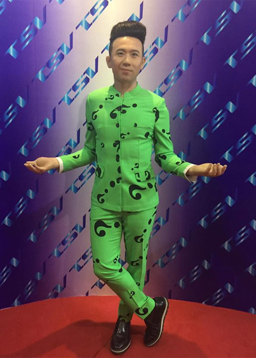 Trước bức tượng của H’hen Niê, không ít tượng sáp của sao Việt cũng gây tranh cãi. Năm 2017, Trấn Thành từng được tạc tượng với bộ trang phục màu xanh chuối nhưng bức tượng này bị chê khá lòe loẹt. Ảnh: Dân Việt