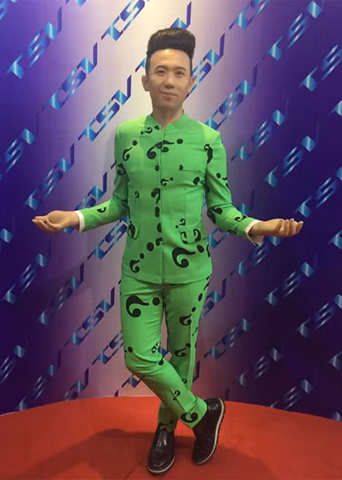 Trước bức tượng của H’hen Niê, không ít tượng sáp của sao Việt cũng gây tranh cãi. Năm 2017, Trấn Thành từng được tạc tượng với bộ trang phục màu xanh chuối nhưng bức tượng này bị chê khá lòe loẹt. Ảnh: Dân Việt