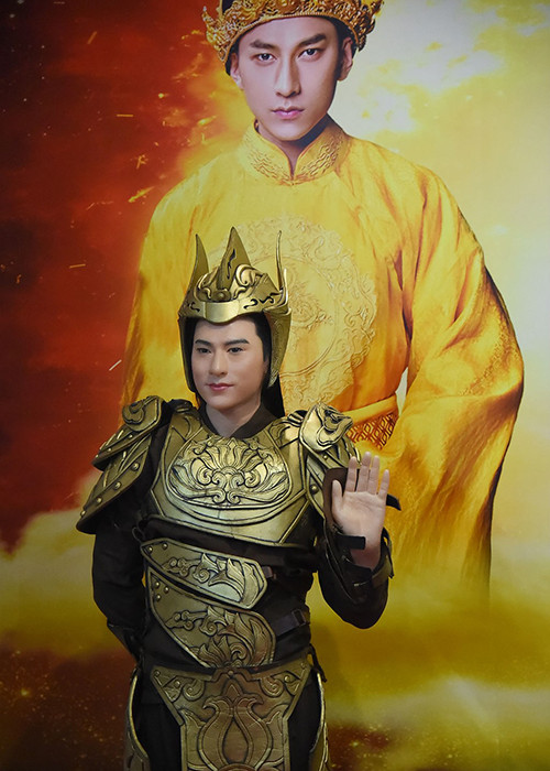 Fan của ca sĩ Isaac từng tranh cãi bức tượng của thần tượng vào năm 2017. Đa phần ý kiến cho rằng bức tượng của Isaac chưa toát lên thần thái của người thật. Ảnh: Vietnamnet