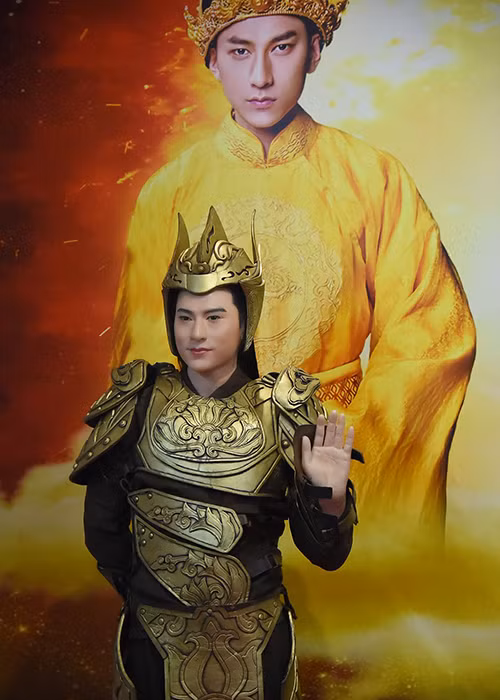 Fan của ca sĩ Isaac từng tranh cãi bức tượng của thần tượng vào năm 2017. Đa phần ý kiến cho rằng bức tượng của Isaac chưa toát lên thần thái của người thật. Ảnh: Vietnamnet