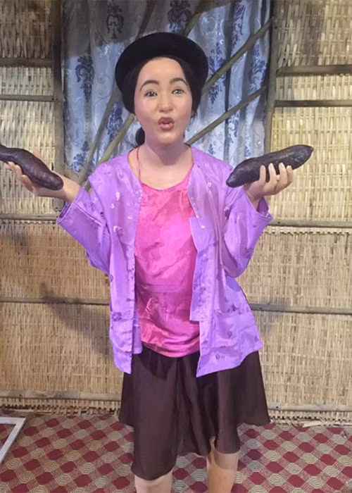 Nhìn thấy tượng sáp của chính mình được trưng bày, Thúy Nga “khóc ròng” đòi ban tổ chức cất vào kho. Ảnh: Vietnamnet