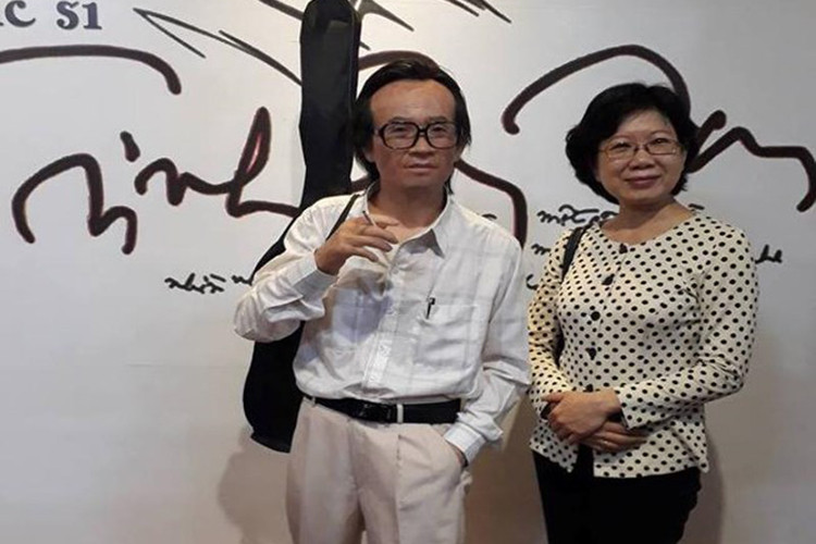 Trên Gia đình xã hội, ca sĩ Trịnh Vĩnh Trinh - em gái nhạc sĩ Trịnh Công Sơn cho hay, bức tượng bị khòm lưng trong khi nhạc sĩ có dáng đi thẳng, phần tay khá thô, chiều cao tượng không chính xác, đặc biệt là đôi mắt chẳng giống nhạc sĩ. Ảnh: Pháp luật TP HCM