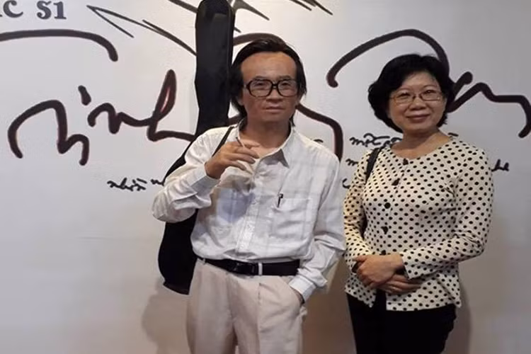 Trên Gia đình xã hội, ca sĩ Trịnh Vĩnh Trinh - em gái nhạc sĩ Trịnh Công Sơn cho hay, bức tượng bị khòm lưng trong khi nhạc sĩ có dáng đi thẳng, phần tay khá thô, chiều cao tượng không chính xác, đặc biệt là đôi mắt chẳng giống nhạc sĩ. Ảnh: Pháp luật TP HCM