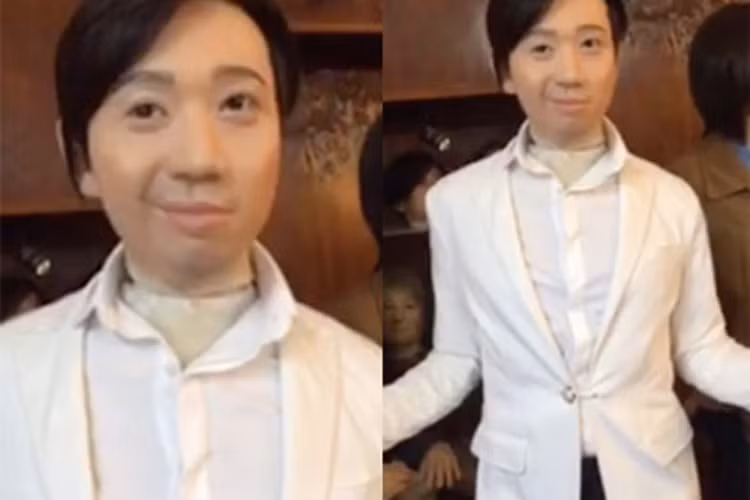 Bức tượng với bộ trang phục màu trắng của Trấn Thành cũng bị chê vì gương mặt bị nhào nặn quá tay. Ảnh: Dân Việt