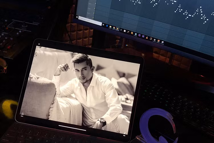 Nam ca sĩ liên tục phủ nhận là người trong loạt ảnh đang khiến dân mạng xôn xao.