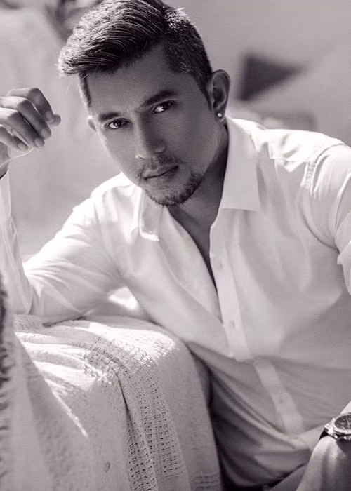 Trên trang cá nhân, chính Lương Bằng Quang úp mở một số hình ảnh được cho là của anh sau khi phẫu thuật thẩm mỹ.