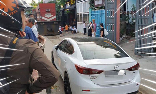Do xe “chiem” duong ray roi di choi, chu o to hai tau hoa phai dung cho ca tieng dong ho gay buc xuc