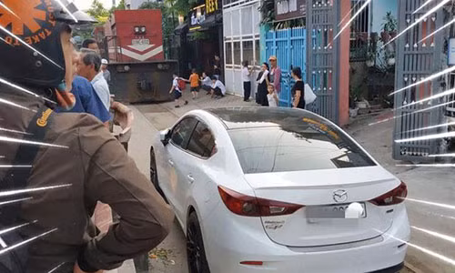 Do xe “chiem” duong ray roi di choi, chu o to hai tau hoa phai dung cho ca tieng dong ho gay buc xuc