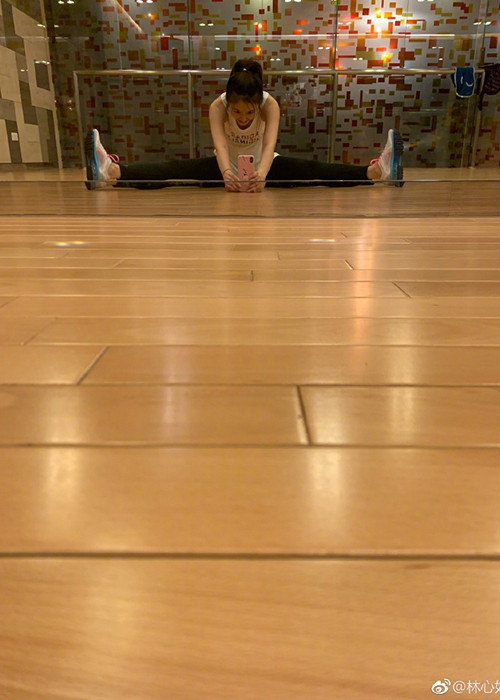 Nữ diễn viên còn thực hiện động tác xoạc chân khá khó đối với hầu hết các bà mẹ mang thai.