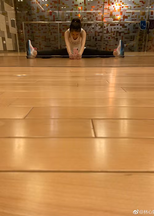 Nữ diễn viên còn thực hiện động tác xoạc chân khá khó đối với hầu hết các bà mẹ mang thai.