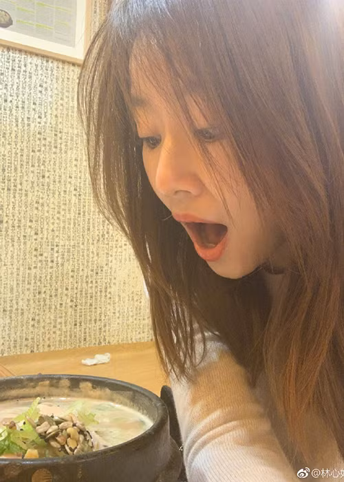 Gần đây, khi Hoắc Kiến Hoa vướng tin đồn tình cảm với Dương Mịch, Lâm Tâm Như chia sẻ con gái thích dậy sớm và luôn là người gọi bố mẹ dậy, khẳng định rằng gia đình cô rất hạnh phúc.