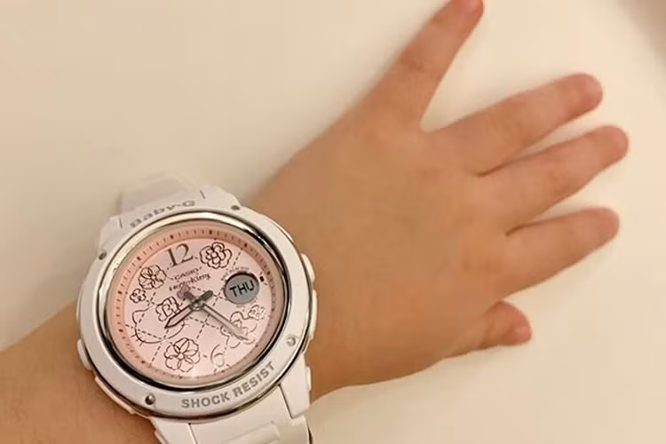 Cách đây ít ngày, Lâm Tâm Như bất ngờ khoe hình ảnh bàn tay của một em bé. Fan đoán già đoán non đó là bàn tay của con gái Lâm Tâm Như.