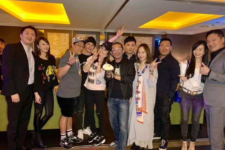 Bà xã của Hoắc Kiến Hoa mặc áo phông rộng, dấy nghi vấn bầu bí lần thứ 2. Ảnh: QQ