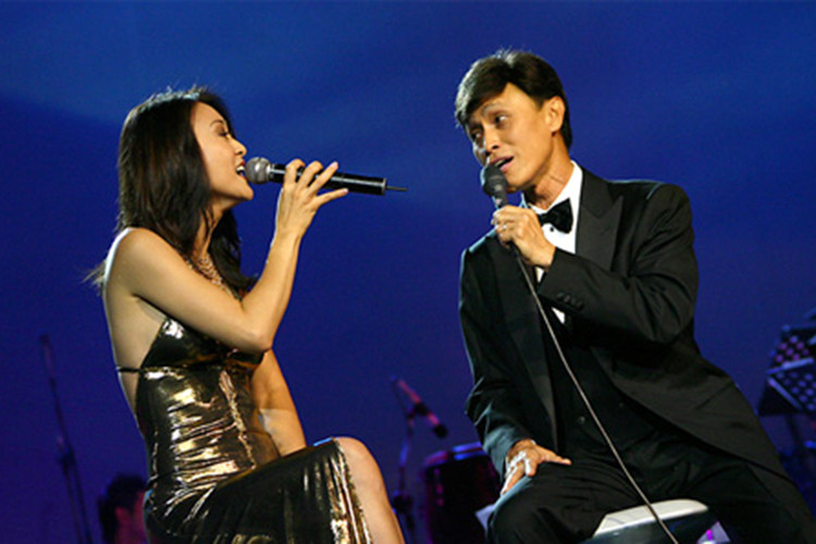 Theo Thế giới văn hóa, ca sĩ Tuấn Ngọc và bà xã nảy sinh tình cảm sau lần hát chung tại một phòng trà ở Mỹ vào năm 1991. Ảnh: Vietnamnet