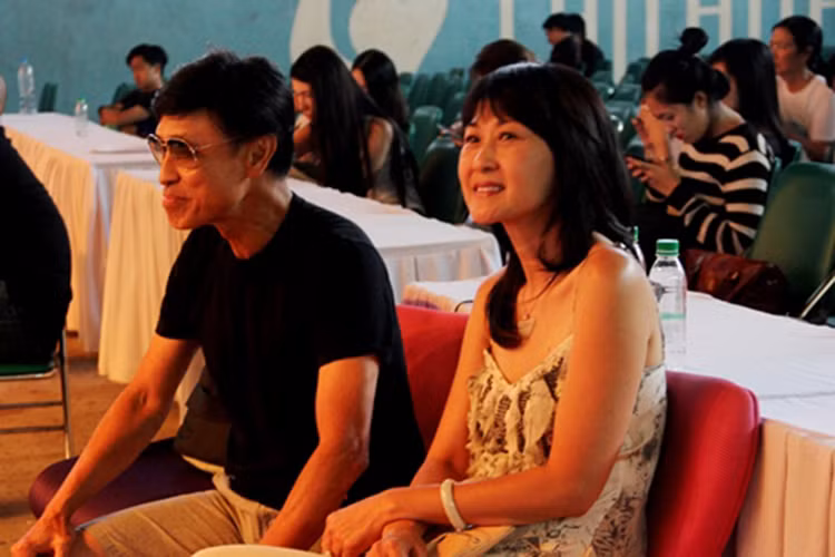 Nữ ca sĩ thường tranh thủ về nước để ủng hộ chồng biểu diễn hay làm giám khảo. Ảnh: Dân Việt