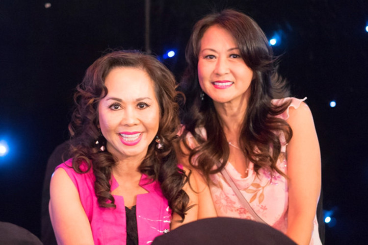 Bà xã của Tuấn Ngọc vốn ngại đám đông nên hiếm khi lộ diện trước truyền thông trong nước. Ảnh: Zing