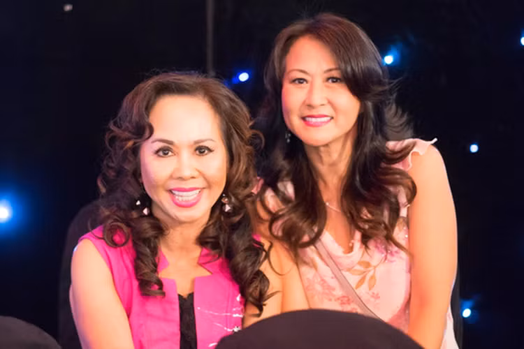 Bà xã của Tuấn Ngọc vốn ngại đám đông nên hiếm khi lộ diện trước truyền thông trong nước. Ảnh: Zing