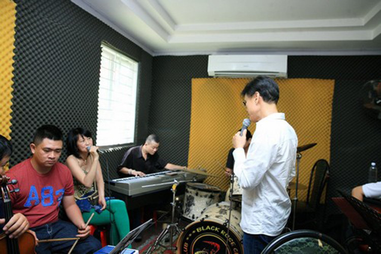 Nữ ca sĩ từ bỏ nghiệp hát nhưng vẫn nhớ sân khấu. Theo Tuấn Ngọc, bà xã chia sẻ với anh rằng việc ca hát là vẫn là tuyệt vời nhất. Ảnh: Khám phá