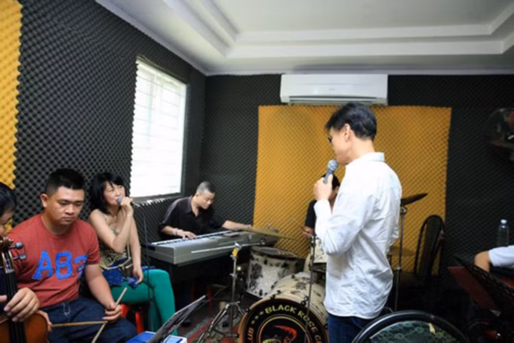 Nữ ca sĩ từ bỏ nghiệp hát nhưng vẫn nhớ sân khấu. Theo Tuấn Ngọc, bà xã chia sẻ với anh rằng việc ca hát là vẫn là tuyệt vời nhất. Ảnh: Khám phá