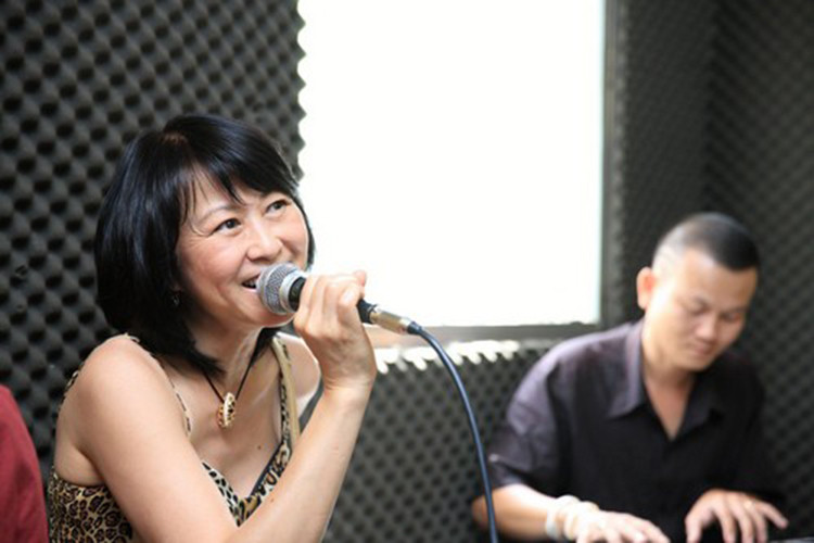 Cô luôn mỉm cười nhìn về phía chồng khiến nhiều người ngưỡng mộ. Ảnh: Khám phá