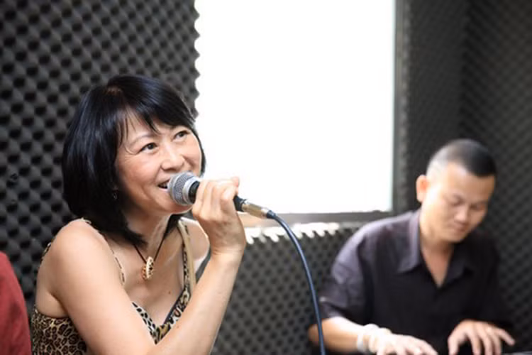 Cô luôn mỉm cười nhìn về phía chồng khiến nhiều người ngưỡng mộ. Ảnh: Khám phá