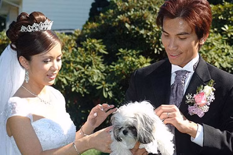 Vợ của Mạnh Quỳnh làm trong lĩnh vực phân tích tài chính. Trên báo chí, nam ca sĩ khen vợ hiền lành, ít nói và thấu hiểu cho công việc của chồng. Cô cũng không phàn nàn khi anh đi diễn xa hay tình tứ với bạn diễn. Ảnh: Khám phá