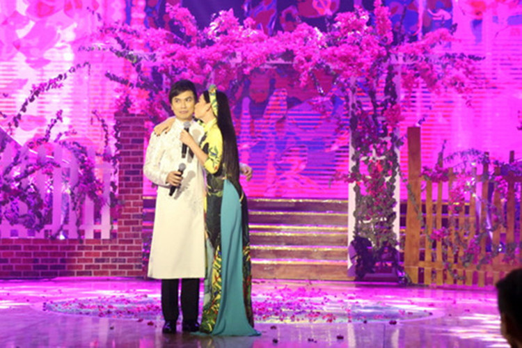 Vì thân với vợ Mạnh Quỳnh nên Phi Nhung tình tứ bên Mạnh Quỳnh trên sân khấu mà không bị hiểu lầm. Ảnh: Nhím