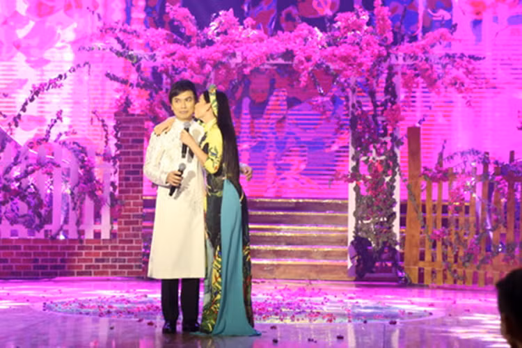 Vì thân với vợ Mạnh Quỳnh nên Phi Nhung tình tứ bên Mạnh Quỳnh trên sân khấu mà không bị hiểu lầm. Ảnh: Nhím